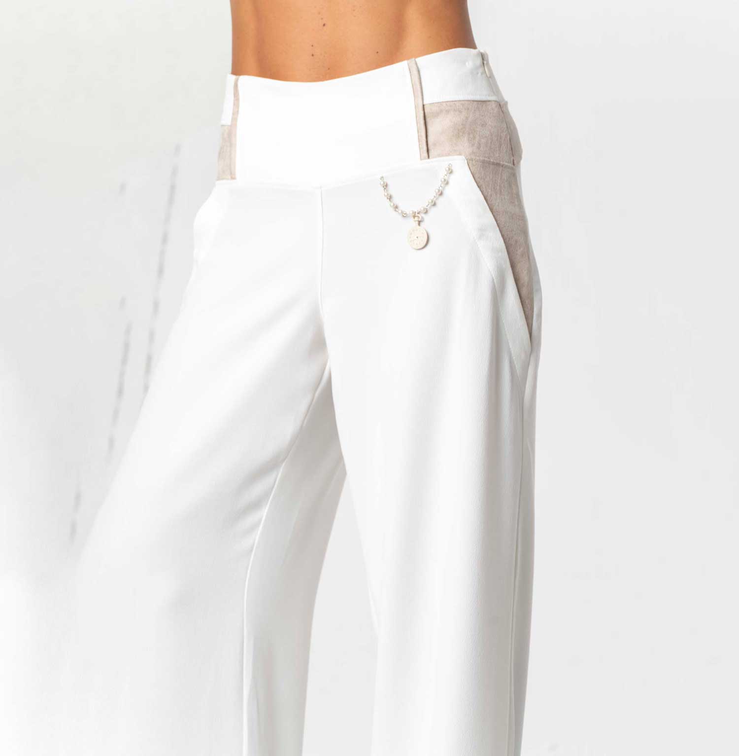 Pantaloni con inserti